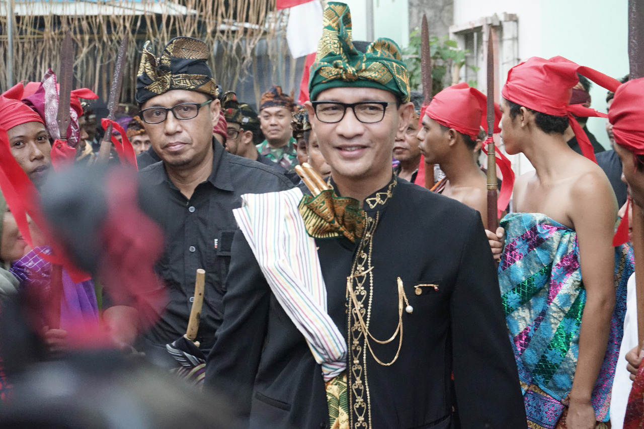 Tradisi ”Betetulak”.Wali Kota Mataram Mendapat Gelar Pengeraksa Buana