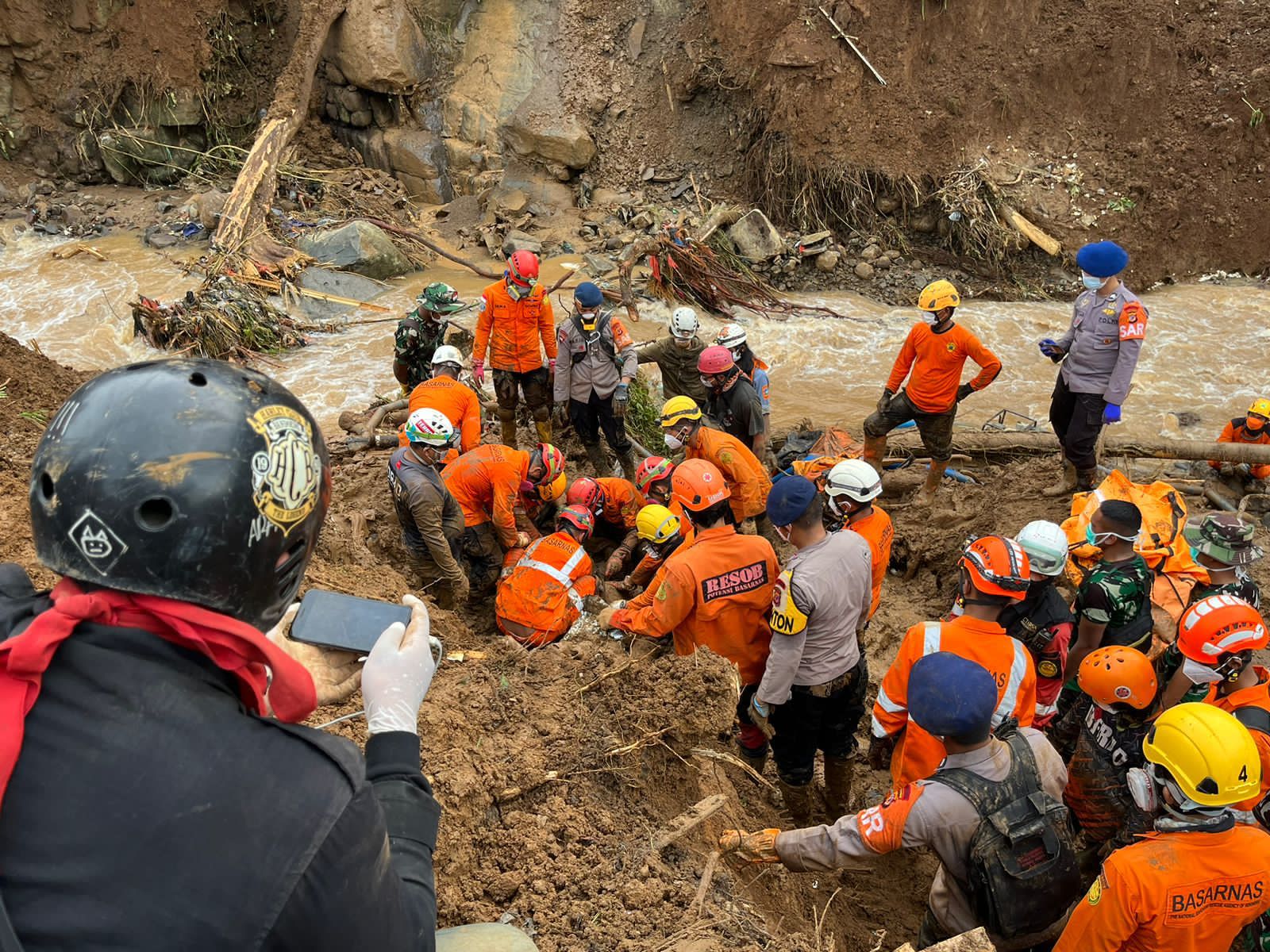 Polri telah menemukan lima jenazah korban gempa bumi dan tanah longsor di wilayah Cianjur Jawa Barat.