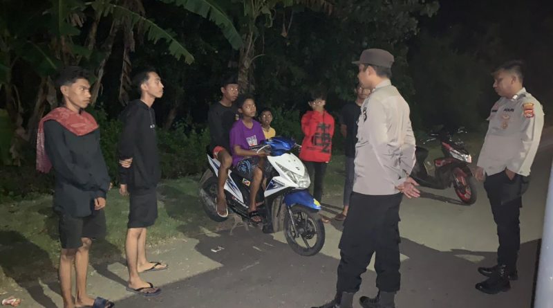 Anggota Piket Polsek Taliwang Polres Sumbawa Barat Patroli Dialogis Saat Sahur