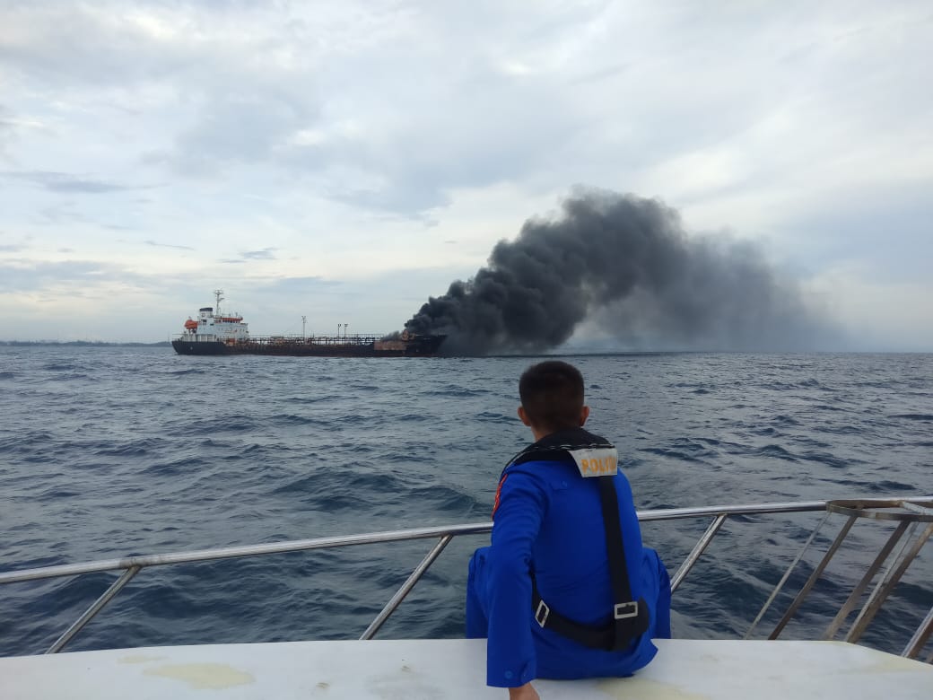 Ditpolairud Polda NTB Evakuasi ABK dan Bantu Pemadaman Kapal Terbakar di Ampenan