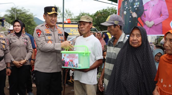 Kapolda NTB Berbagi Paket Sembako Untuk Warga Terdampak Banjir di Kota Bima